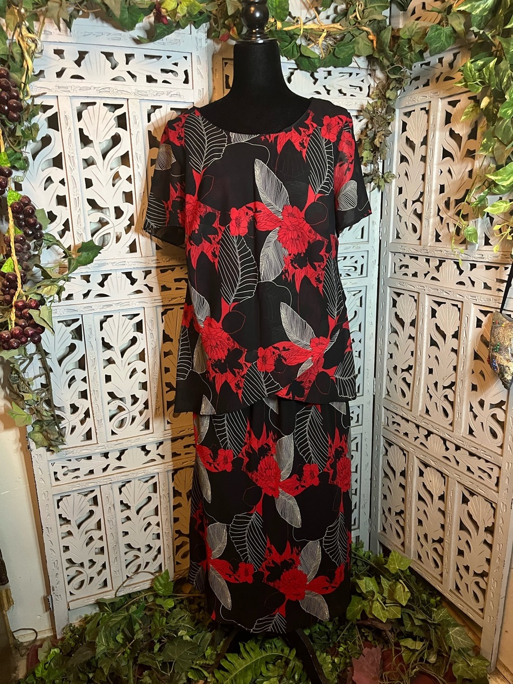 SPAGO COLLECTION VINTAGE BLACK RED & WHITE TROPICAL FLORAL 2pc SKIRT & TOP
